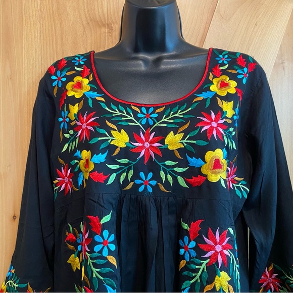 Beautiful embroidered rayon dress - Picture 3 of 8